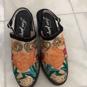 Platform clogs with embroidery
